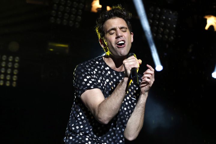 Mika vocalise avec humour au Fnac Live 2015.
 (François Guillot / AFP)