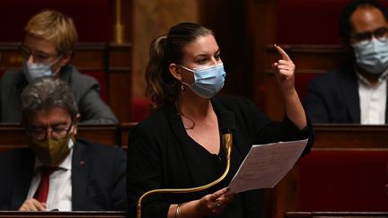 La députée de La France insoumise, Mathilde Panot, lors d'une séance de questions au gouvernement, le 20 octobre 2020 à l'Assemblée nationale. (CHRISTOPHE ARCHAMBAULT / AFP)