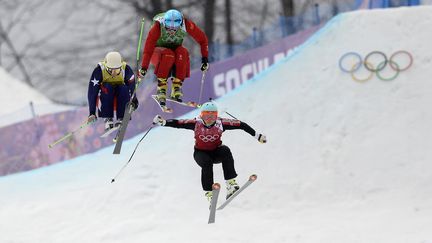 L'&eacute;preuve du skicross f&eacute;minin est &agrave; suivre en direct sur francetv info, vendredi 21 f&eacute;vrier.&nbsp; (FRANCK FIFE / AFP)