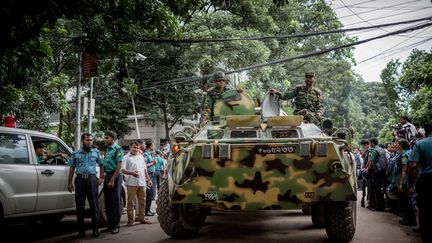 L'armée du Bangladesh dans les rues de Dacca, après l'attaque d'un restaurant, samedi 2 juillet 2016.&nbsp; (TURJOY CHOWDHURY / NURPHOTO / AFP)