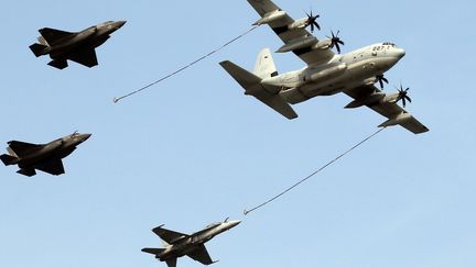 Des avions&nbsp;KC-130 et FA-18 de l'armée américaine (ici, le 5 mai 2018 près de la base de Iwakuni, au Japon),&nbsp;du même type que ceux qui se sont heurtés en vol le 6 décembre 2018. (MASANOBU NAKATSUKASA / AFP)