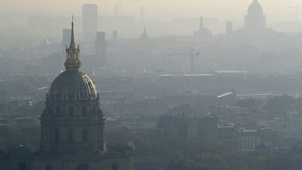 Paris sous un nuage de pollution, le 12 octobre 2016. (PATRICK KOVARIK / AFP)