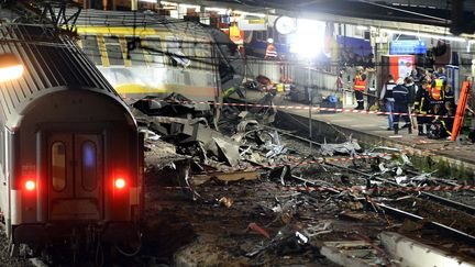 Les lieux de l'accident ferroviaire de Brétigny-sur-Orge (Essonne), le 12 juillet 2013 au soir. (LIONEL BONAVENTURE / AFP)