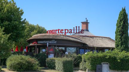 Un restaurant de l'enseigne Courtepaille dans une zone commerciale à Valence (Drôme), le 7 août 2020. (NICOLAS GUYONNET / HANS LUCAS / AFP)