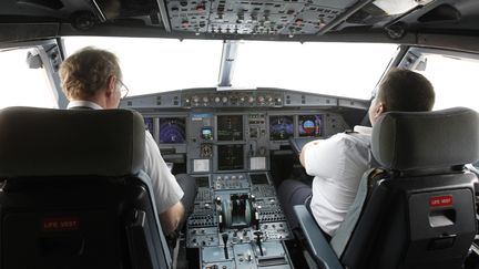 Le cockpit d'un A320, &agrave; l'a&eacute;roport d'Hano&iuml; (Vietnam).&nbsp; (NGUYEN HUY KHAM / REUTERS)