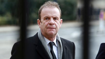 Le photographe Fran&ccedil;ois-Marie Banier arrive au tribunal de Bordeaux (Gironde), pour le proc&egrave;s Bettencourt, le 27 janvier 2015. (NICOLAS TUCAT / AFP)