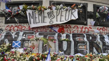 &nbsp; (Hommages aux victimes des attentats du 13 novembre 2015, place de la République à Paris  © Jean-Christophe Bourdillat - Radio France)