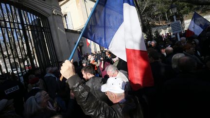 Environ 150 personnes ont manifesté, à l'appel notamment du Front national et d'associations de pieds-noirs, pour protester contre les propos du candidat à la présidentielle sur la colonisation.