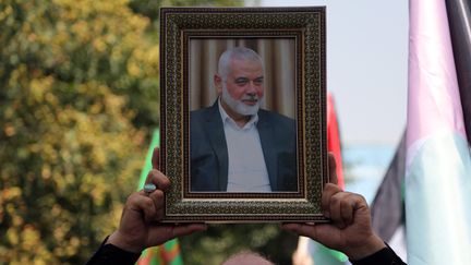 A Téhéran, des manifestants de l'université de la capitale ont brandi des drapeaux iraniens et palestiniens, et des portraits d'Ismaïl Hanieyh, en réponse à l'assassinat du chef du Hamas, mercredi 31 juillet. (FATEMEH BAHRAMI / ANADOLU)