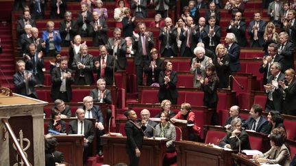 L'ovation d'une grande partie des d&eacute;put&eacute;s socialistes &agrave; Christiane Taubira, &agrave; l'Assembl&eacute;e nationale, &agrave; Paris, le 28 janvier 2015. (JOEL SAGET / AFP)