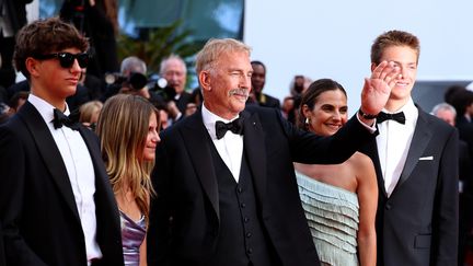 Kevin Costner entouré de quatre de ses sept enfants : Grace, Annie, Cayden et Hayes qui joue dans le nouveau long métrage de son père.  Le réalisateur présente ici, hors compétition, son western, "Horizon : une saga américaine", premier volet d'une trilogie.  (CINDY ORD / GETTY IMAGES EUROPE)