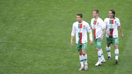 Les Portugais Cristiano Ronaldo, Raul Meireles et Pedro Mendes Liedson (LIU JIN / AFP)