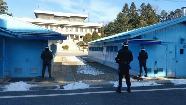 Les baraquements bleus et, entre eux, la ligne de démarcation sur la Zone démilitarisée (DMZ) entre les deux Corées.&nbsp; (BENJAMIN ILLY / RADIO FRANCE)