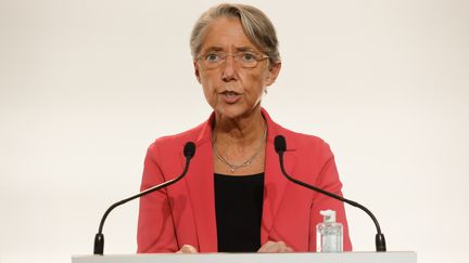 La ministre du Travail, Elisabeth Borne, lors de la conférence de presse sur les modalités de l'allégement du confinement, à Paris, le 26&nbsp;novembre 2020. (LUDOVIC MARIN / POOL / AFP)