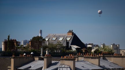 Le ballon Airparif, le 7 mai 2020 à Paris. (JOEL SAGET / AFP)