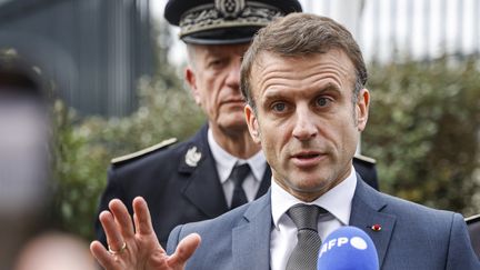 Emmanuel Macron s'adresse à la presse lors d'une visite du commissariat de police de Bordeaux, le 9 février 2024. (LUDOVIC MARIN / AFP)