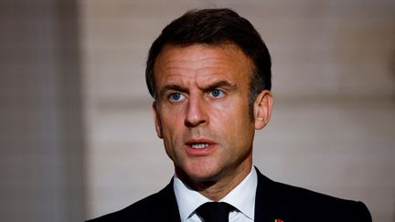 Le président de la République, Emmanuel Macron, lors d'un dîner à l'Elysée (Paris) le 8 avril 2024. (SARAH MEYSSONNIER / AFP)