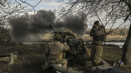 Des artilleurs ukrainiens, près de Bakhmut, en mars 2023. (ARIS MESSINIS / AFP)