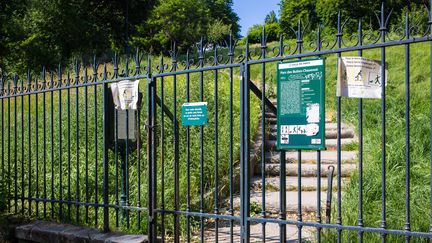 Une entrée du parc des Buttes-Chaumont à Paris, le 21 mai 2020. (AMAURY CORNU / HANS LUCAS)