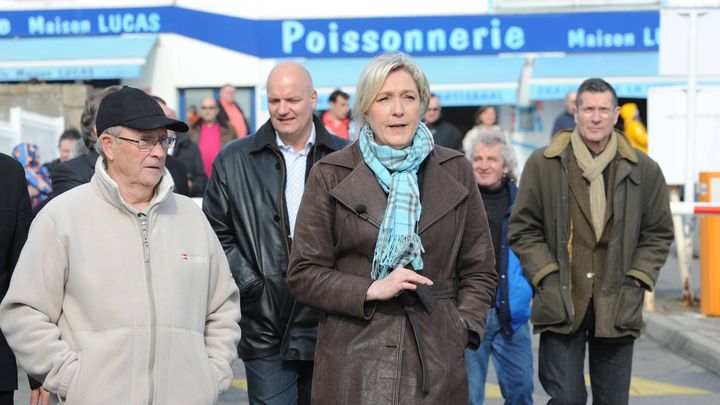 Marine Le Pen, la pr&eacute;sidente du Front national, en visite &agrave; Quiberon (Morbihan), le 9 mars 2013. (THOMAS BREGARDIS / MAXPPP)