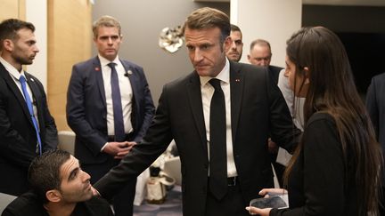 Le président Emmanuel Macron a rencontré des familles de victimes franco-israéliennes de l'attaque du Hamas, à son arrivée à Tel-Aviv, le 24 octobre 2023. (CHRISTOPHE ENA / POOL)