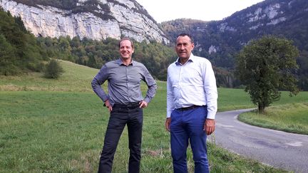 Le directeur du Tour de France, Christian Prudhomme, et le directeur de course, Thierry Gouvenou, au sommet du col de la Biche, dans le massif du Jura, l'un des trois cols hors catégorie de la neuvième étape, inédit sur le Tour de France. (FABRICE RIGOBERT / RADIO FRANCE)