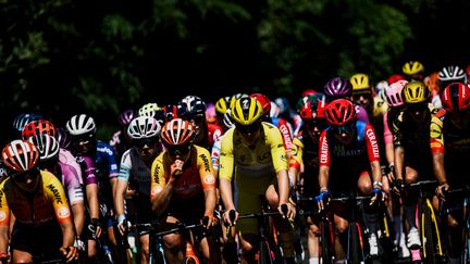 Le peloton avec le maillot jaune, Lotte Kopecky, lors de la troisième étape du Tour de France féminin 2023. (JEFF PACHOUD / AFP)