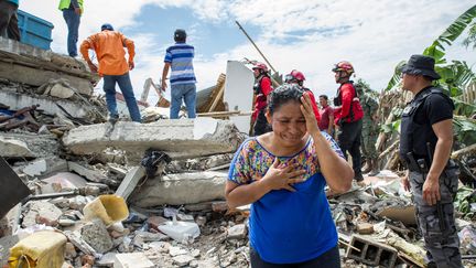 Habitants et secours dans les décombres de&nbsp;Pedernales (Equateur), le 17 avril 2016.&nbsp; (JOSEP VECINO / ANADOLU AGENCY / AFP)