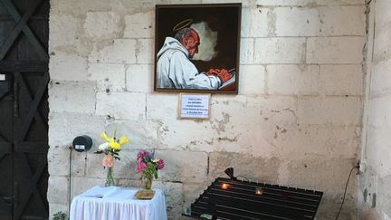 Un tableau représentant le père Jacques Hamel a été accroché au mur de l'glise de Saint-Etienne-du-Rouvray (Seine-Maritime), le 19 juillet 2017. (RAPHAEL GODET / FRANCEINFO)