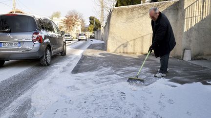 Un riverain d&eacute;neige la chauss&eacute;e devant sa porte &agrave; Marseille (Bouches-du-Rh&ocirc;ne), le 11 f&eacute;vrier 2012.&nbsp; (FREDERIC SPEICH / LA PROVENCE / MAXPPP)