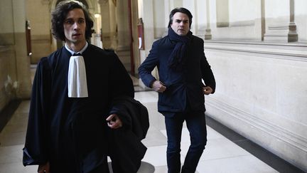 Thomas Thévenoud (à droite) et son avocat Martin Reynaud, le 6 décembre 2017 au tribunal de Paris. (MARTIN BUREAU / AFP)