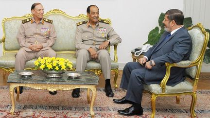 De gauche &agrave; droite : Sami Anan, Hussein Tantaoui et Mohamed Morsi. (EGYPTIAN PRESIDENCY / AFP)