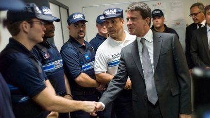 Le ministre de l'Int&eacute;rieur Manuel Valls lors de&nbsp;l'inauguration du poste des polices municipale et nationale &agrave;&nbsp;Ris-Orangis (Essonne), le 6 septembre 2013. (FRED DUFOUR / AFP)