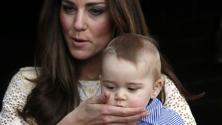 Kate Middleton met une main devant la bouche de son fils, le 20 avril 2014 &agrave; Sydney, en Australie. (DAVID GRAY / AFP)