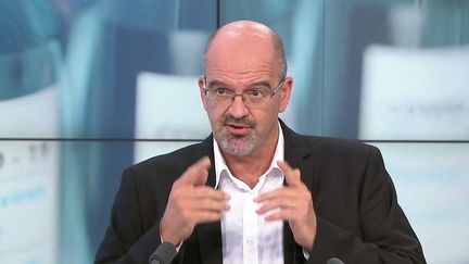 Avec la forte hausse des cas de Covid-19 sur le territoire français, la Haute autorité de santé recommande la vaccination chez les enfants de 5 à 11 ans à risque. Le Dr Damien Mascret revient en détail sur cette recommandation.