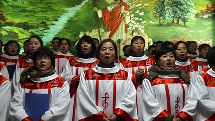 Des choristes chantent pendant la messe de No&euml;l dans une &eacute;glise catholique de Shenyang (Chine). (SHENG LI / REUTERS)