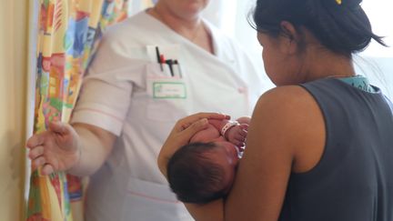 Faute de place pour les garder en sécurité, des maternités de Seine-Saint-Denis laissent partir des jeunes mamans à la rue avec leur nourrisson. (PIERRE HECKLER / MAXPPP)