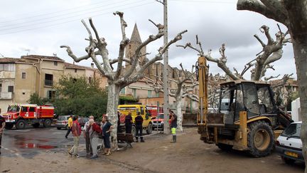 Les op&eacute;rations de nettoyage apr&egrave;s les inondations dans le village de Saint-Pargoire, dans l'H&eacute;rault, le 30 septembre. (  MAXPPP)