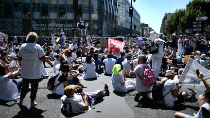 Les personnels des urgences manifestent une nouvelle fois mardi 2 juillet à Paris, et dans plusieurs villes de France. (STEPHANE DE SAKUTIN / AFP)