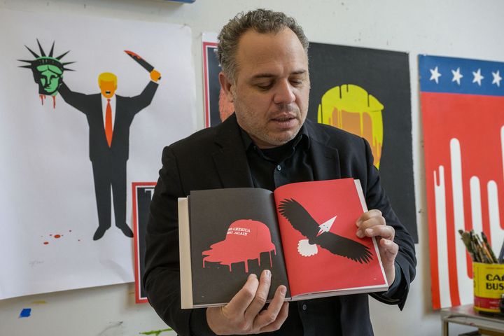 L'artiste américano-cubain Edel Rodriguez dans son studio du New Jersey (Etats-Unis) le 7 avril 2023. (ANGELA WEISS / AFP)