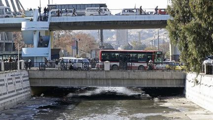 Un pont sur le Barada, le fleuve qui arrose Damas, photographié le 3 janvier 2017. (LOUAI BESHARA/AFP)