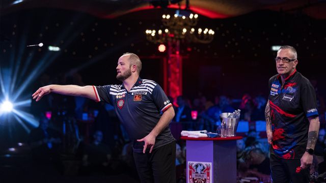 Le Français Thibault Tricole (à g.) lors de la finale&nbsp;masculine&nbsp;du championnat du monde de&nbsp;fléchettes,&nbsp;à Camberley (Angleterre), contre Neil Duff, le 10 avril 2022.&nbsp; (MAXPPP)