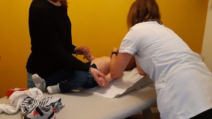 Une séance de kiné respiratoire dans un cabinet à l'Ouest de Toulouse, au moment du pic épidémique de bronchiolite&nbsp;en Occitanie, en décembre 2019. (Magalie Lacombe/Radio France)