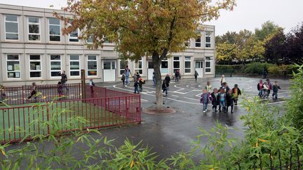 Des enfants jouent dans la cour de l'école maternelle d'Aulnay-sous-Bois (Seine-Saint-Denis), le&nbsp;9 octobre 2009 (illustration). (JACQUES DEMARTHON / AFP)