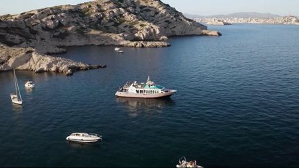 À Marseille (Bouches-du-Rhône), des bateaux touristiques se mettent à l’électrique sur une partie du trajet pour visiter le Parc national des calanques. L’objectif est de réduire les émissions de gaz à effet de serre et de minimiser l’impact du bruit sur la faune marine.