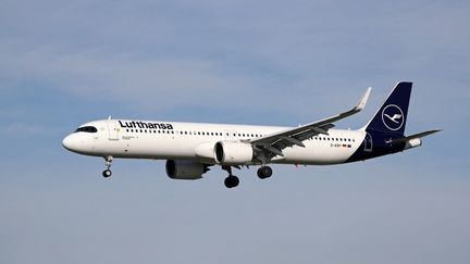 Un A321 de la compagnie Lufthansa s'apprête à atterrir&nbsp;à l'aéroport de Barcelone, en Espagne, le 4 janvier 2022. (JOAN VALLS / NURPHOTO / AFP)