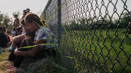 Des migrants en provenance du Honduras lors d'un contrôle à la frontière américaine, le 21 juin 2021 à La Joya (Texas). (BRANDON BELL / GETTY IMAGES NORTH AMERICA / AFP)