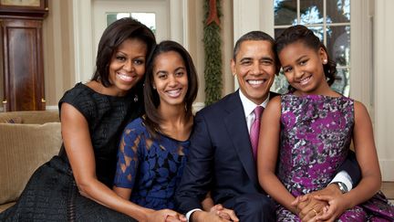 La famille Obama pose pour un portrait groupé, le 11 décembre&nbsp;2011 à la Maison Blanche, à Washington D.C. (Etats-Unis). (PETE SOUZA / THE WHITE HOUSE)