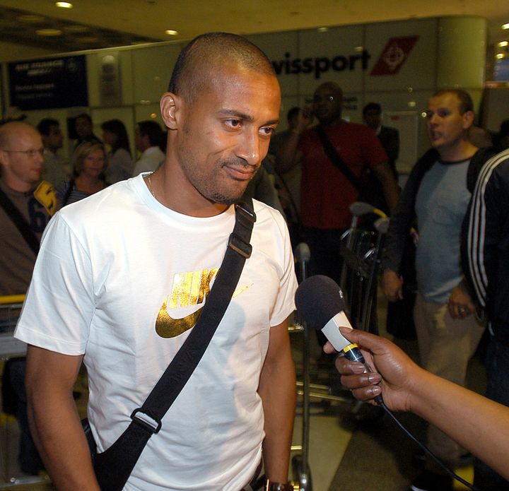 Steve Marlet à l'aéroport de Roissy&nbsp;Charles de Gaulle lors du retour des Bleus après l'Euro, le 26 juin 2004. Il n'a plus son accréditation, mais beaucoup de regrets dans les yeux. (STEPHANE DE SAKUTIN / AFP)