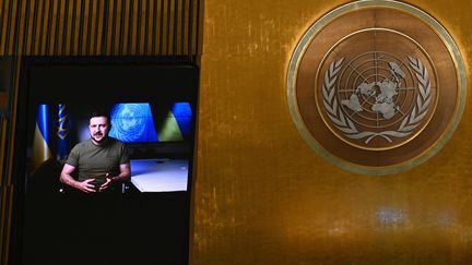 Volodymyr Zelensky intervient en visioconférence à la tribune de l'ONU, à New York (Etats-Unis), le 21 septembre 2022. (ANGELA WEISS / AFP)